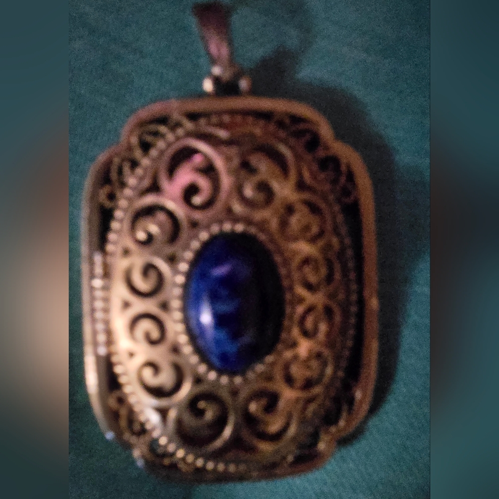 Vintage Avon Yesteryear Locket